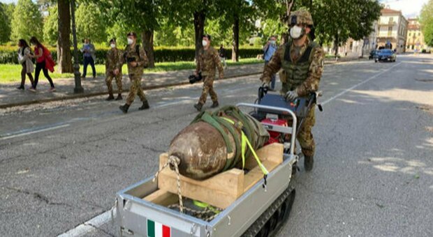 Vicenza, la bomba senza spoletta mentre viene portata via