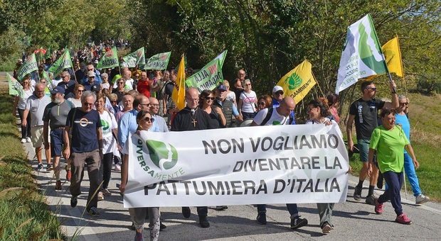 Marcia dei 500 su Riceci, il sindaco Fabbrizioli ringrazia il vescovo. Diversamente: «Ora basta maxi impianti»
