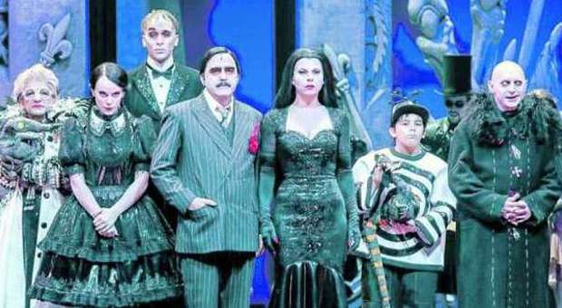 Elio e Geppi Cucciari portano la Famiglia Addams al teatro Conciliazione da oggi fino a marzo