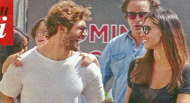 Belen Rodriguez sorridente con Stefano de Martino e Santiago a Milano