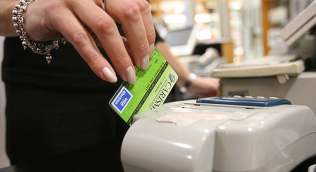 Il governo lancia il "super cashback": premio di tremila euro a chi farà più operazioni con la carta di credito