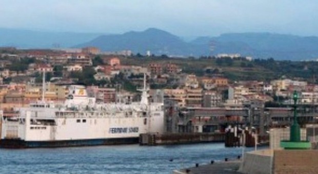 Sicilia isolata, i precari bloccano i traghetti. ​Bloccati anche i collegamenti ferroviari