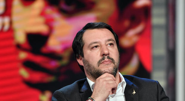 Salvini e M5S, luna di miele finita: "Si alleano col Pd? Auguri". E Paragone apre ai democratici