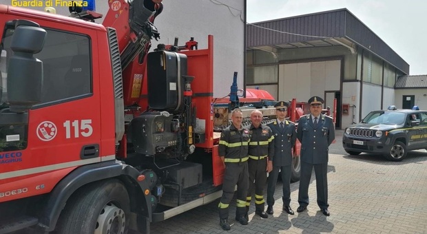 La consegna delle attrezzature dalla Gdf ai Vigili del fuoco