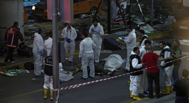 Attentato a Istanbul, i testimoni: «Sangue a terra, tutto era in pezzi»
