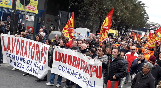 Napoli, il dramma dei lavoratori Apu: «Costretti a vendere le fedi per mangiare»