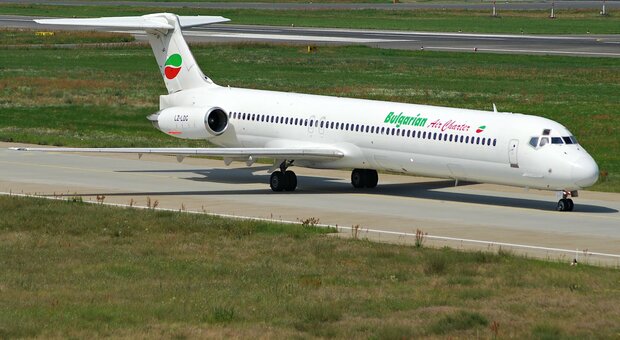 Scoppia motore dell'aereo sul volo Catania-Roma: «È atterrato solo grazie alla bravura del pilota»