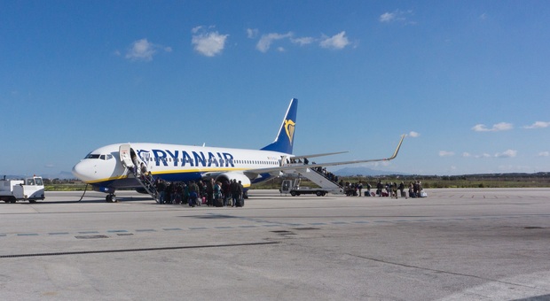 Ryanair, volo per Roma atterra con tre ore di ritardo: 250 euro di rimborso ai passeggeri. Ecco come fare