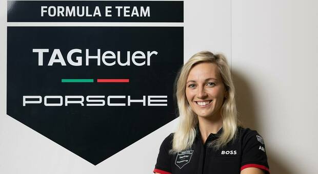 Gabriela Jílková, 28enne pilota della Repubblica Ceca con 27.000 follower su Instagram, che mercoledì sarà alla guida della monoposto della Tag Heuer Porsche