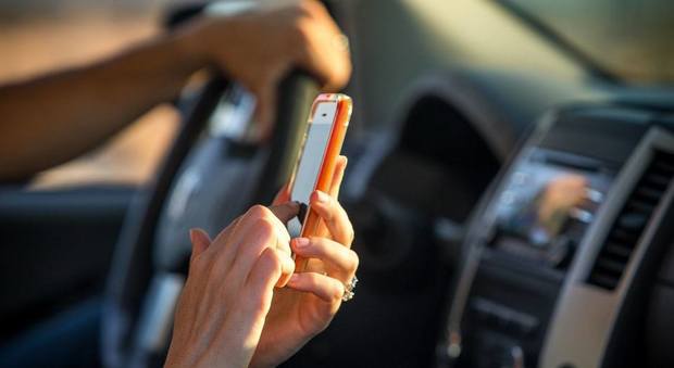 Vacanze, sos smartphone: il 96% degli italiani lo usa alla guida