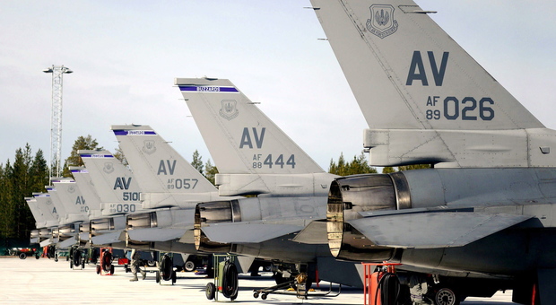 Gli F-16 schierati sulla pista di Aviano