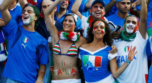 Chiara Appendino, la foto della sindaca (in bikini tricolore) 15 anni fa per Italia-Francia. «Che fine ha fatto il costume?». La risposta è virale