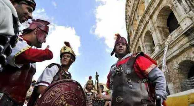Roma, stretta sui centurioni: «Via dal centro». Vietato chiedere soldi per una posa