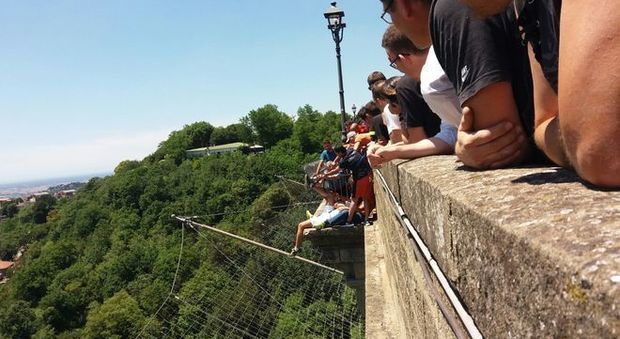 Roma, ragazzo in bilico sul ponte di Ariccia: il padre si cala sulle reti e cerca di salvarlo