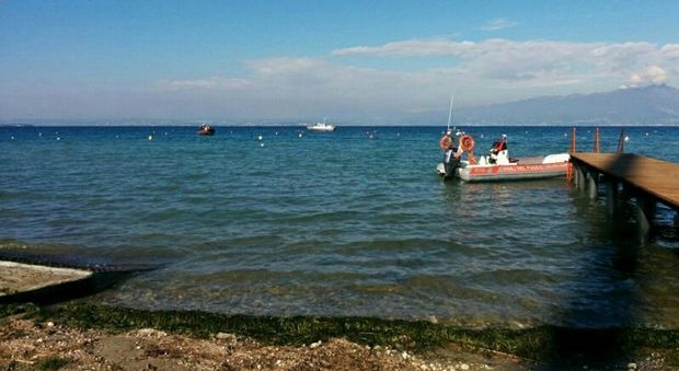 Barca si rovescia sul lago di Garda: una persona dispersa