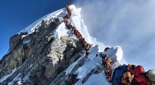 Everest cima maledetta, sette morti in una settimana: «Troppo affollamento»