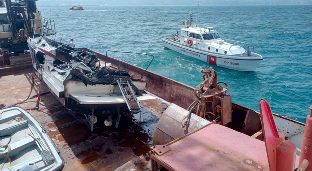 Recuperato il relitto della barca affondata davanti al porto di Ancona