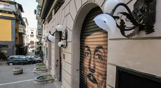 Napoli: branco all'assalto del Teatro San Ferdinando, custode picchiato e accoltellato