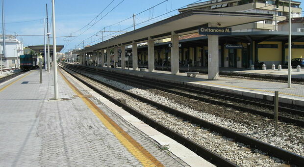 Morte nella notte, persona investita dal treno tra Civitanova e Potenza Picena: indagine in corso