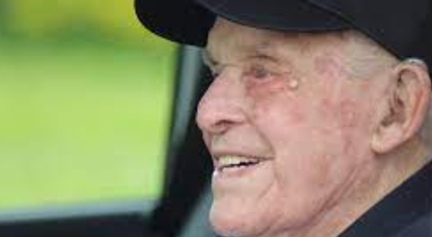 Morto a 102 anni l'ultimo marinaio inglese reduce dalla battaglia Dunkerque: Lawrence Churcher sbarcò in Francia nel 1940