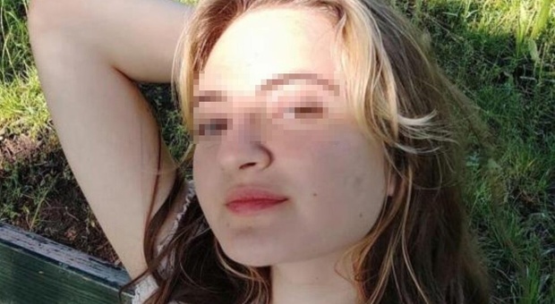 Travolta e uccisa da un'auto mentre attraversa la strada: ragazza di 16 anni muore sul colpo