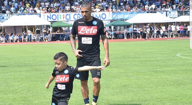 Napoli, smacco per Allan dal figlio: sulla torta l'idolo Cristiano Ronaldo