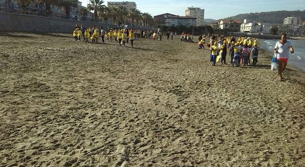 Agropoli, studenti in spiaggia per liberare il litorale dai rifiuti