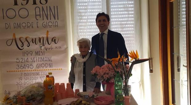 Ercolano, il sindaco visita e porta i fiori alla neo centenaria nonna Assunta
