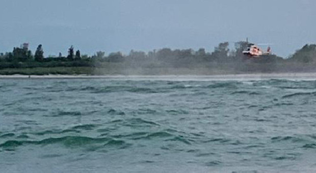 Canoista disperso al largo di Albarella salvato dalla Guardia Costiera