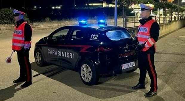 Ruba un'auto ma viene fermato dai carabinieri: minaccia i militari con una pistola ma viene fermato. Arresto lampo per un 36enne