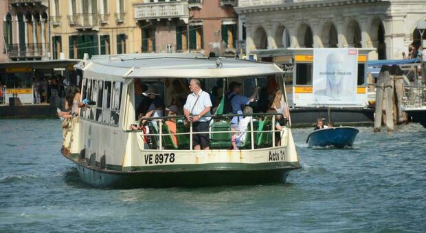 «Sono troppi, la città è invivibile»: mamma con un bimbo piccolo prende i calci i turisti a Venezia, rissa sul vaporetto