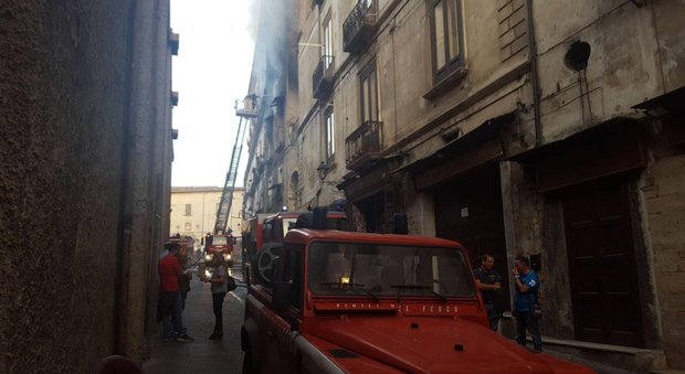 Incendio in appartamento: 3 morti, distrutte opere del filosofo Telesio