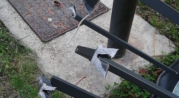 San Benedetto, vandali scatenati nel parco giochi dei bimbi: «Subito restyling e videosorveglianza»
