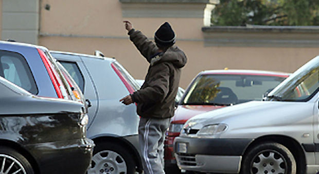 Parcheggiatori abusivi, affari d'oro a Napoli: nelle feste incassi per 6 milioni