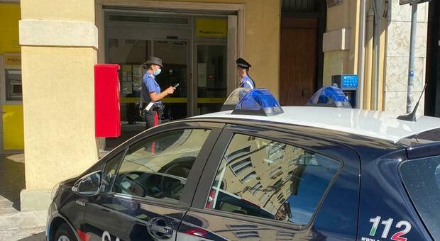 I carabinieri davanti all'ufficio postale