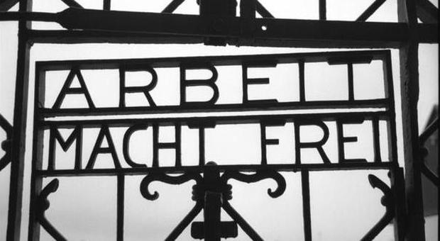 Dachau, rubata la targa "Arbeit macht frei": era all'ingresso del campo di concentramento