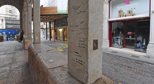 LOGGIA DEI CAVALIERI Gli imbrattamenti e le scritte sul colonnato dell'edificio simbolo del centro cittadino