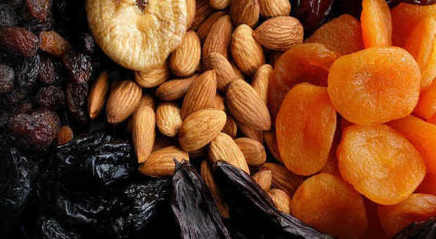 Prugne, fichi, datteri, albicocche e uvetta: tutti i benefici della frutta secca