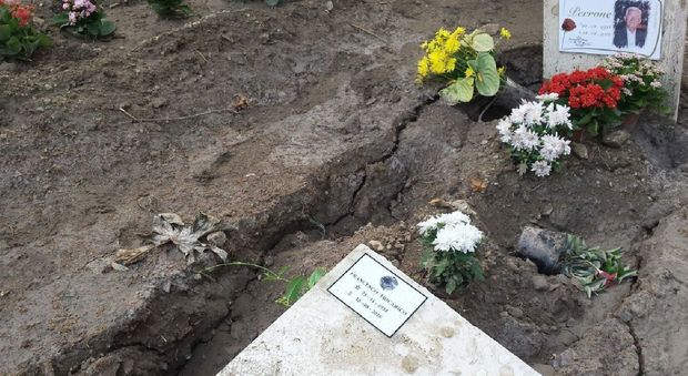 Cimitero allagato e le tombe sprofondano: scoppia la protesta