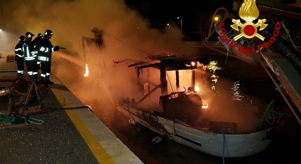 Paura a Fiumicino, in fiamme peschereccio attraccato a Porto Canale