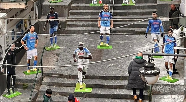 Napoli, spuntano le sagome dei calciatori ai Quartieri Spagnoli