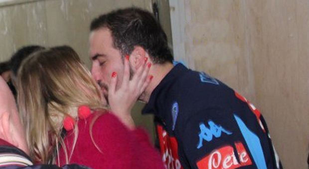 Il bacio tra Higuain e Lara