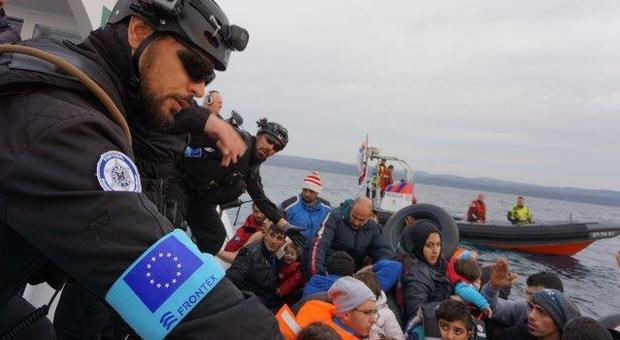 Migranti, la Commissione Ue vuole rafforzare Frontex: 35 miliardi e 10mila agenti