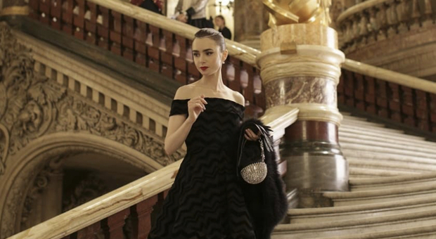Emily in Paris, la nuova serie Netflix tra look da urlo e cliché: gli outfit più belli di Lily Collins