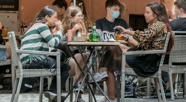Green pass, a Roma pochi controlli nei ristoranti: la metà apre solo all'esterno