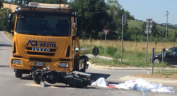 Drammatico scontro tra moto e autocarro: morto un centauro di 33 anni