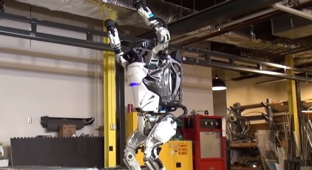 Robot, Boston Dynamics presenta Atlas: l'umanoide che fa i salti mortali