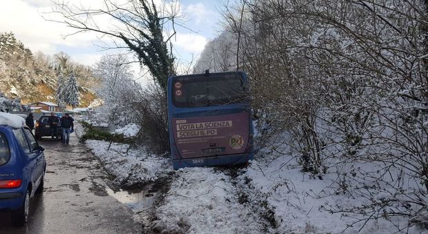 Bus Cotral fuori strada sulla Casilina: paura tra i passeggeri, autista ferito