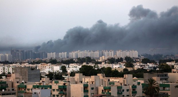 Libia dopo il raid su Tripoli, pressing di Italia e Usa. Haftar: «Sì alla tregua umanitaria, se al Serraj cessa le ostilità»