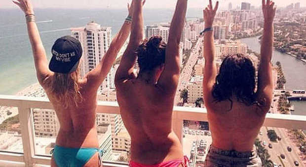 Topless tour, a seno nudo in giro per il mondo: ecco l'impresa di 3 studentesse